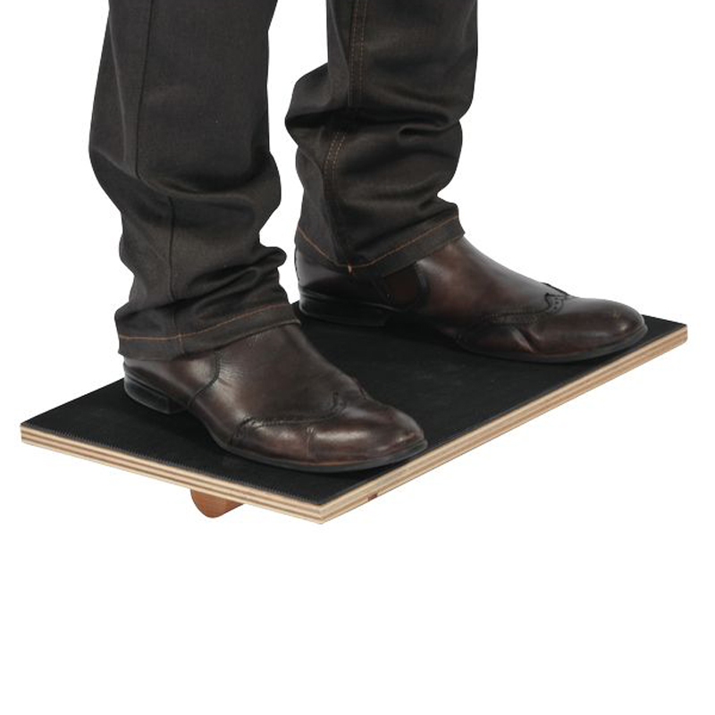 Utilisation du plateau d'équilibre rectangulaire pour un exercice d'équilibre debout - réf. 834033
