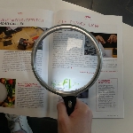 Loupe éclairante Supra avec LED intégrée pour un confort de lecture optimal.