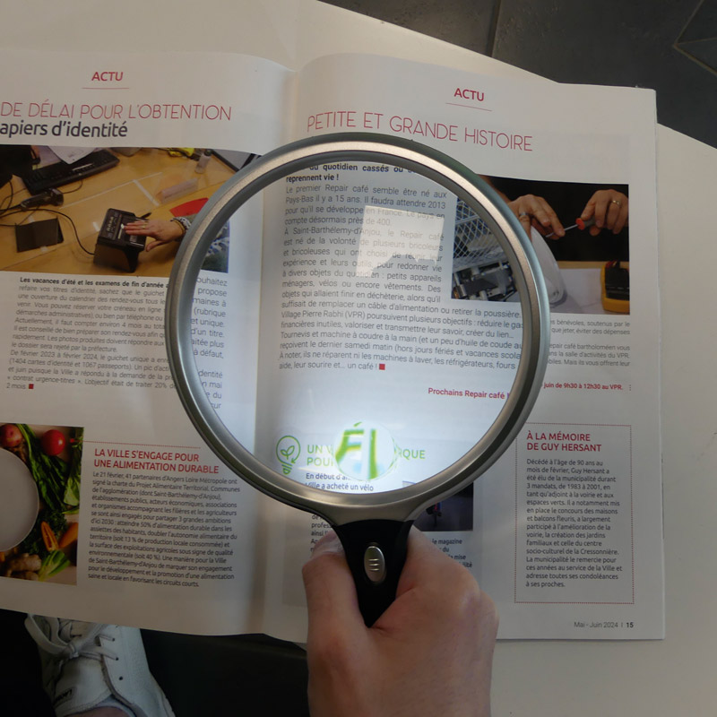 Loupe éclairante Supra avec LED intégrée pour un confort de lecture optimal.