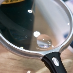 Loupe éclairante Supra avec grande lentille de 13 cm et inclusion x6 pour un grossissement puissant.