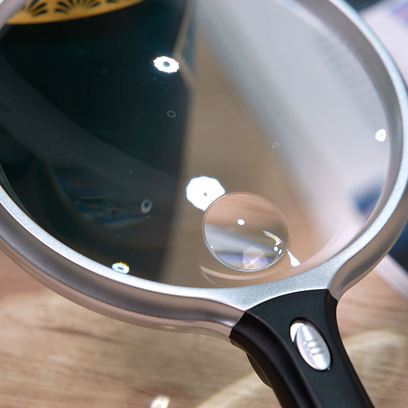 Loupe éclairante Supra avec grande lentille de 13 cm et inclusion x6 pour un grossissement puissant.