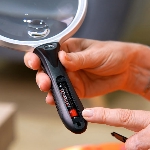 Loupe éclairante Supra fonctionnant avec une pile AAA incluse, simple à utiliser.