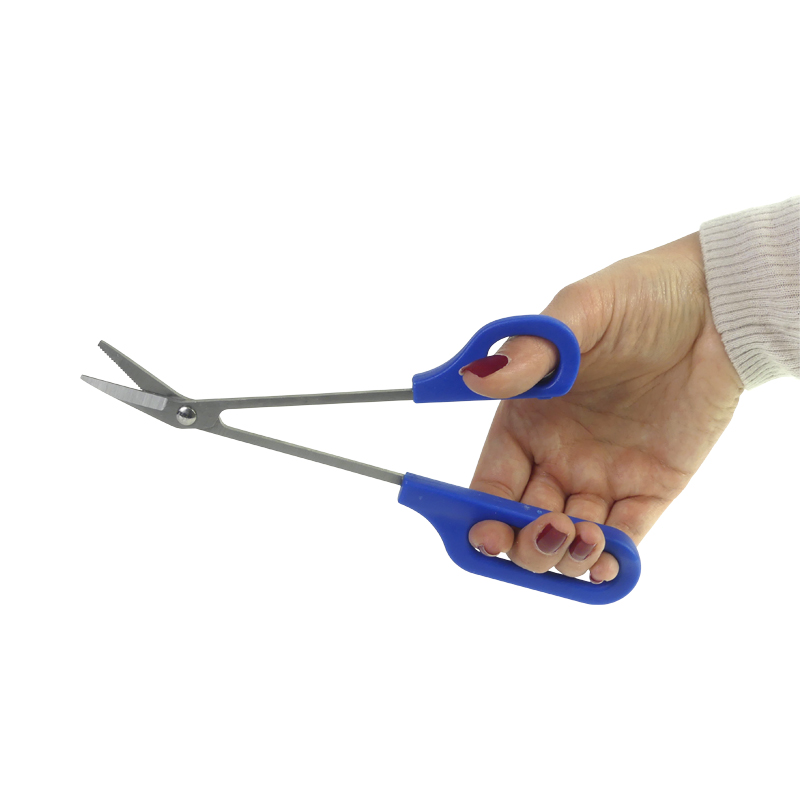 Coupe-ongles Easy ouvert tenu dans une main