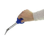 Coupe-ongles Easy fermé tenu dans une main