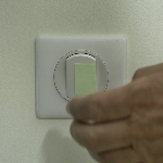 Rouleau adhésif luminescent collé à un interrupteur