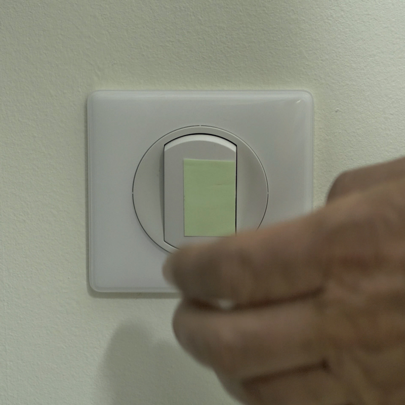 Rouleau adhésif luminescent collé à un interrupteur