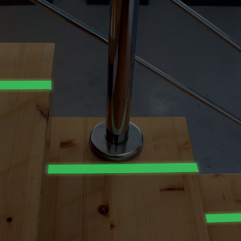 Rouleau adhésif luminescent collé à des marhces