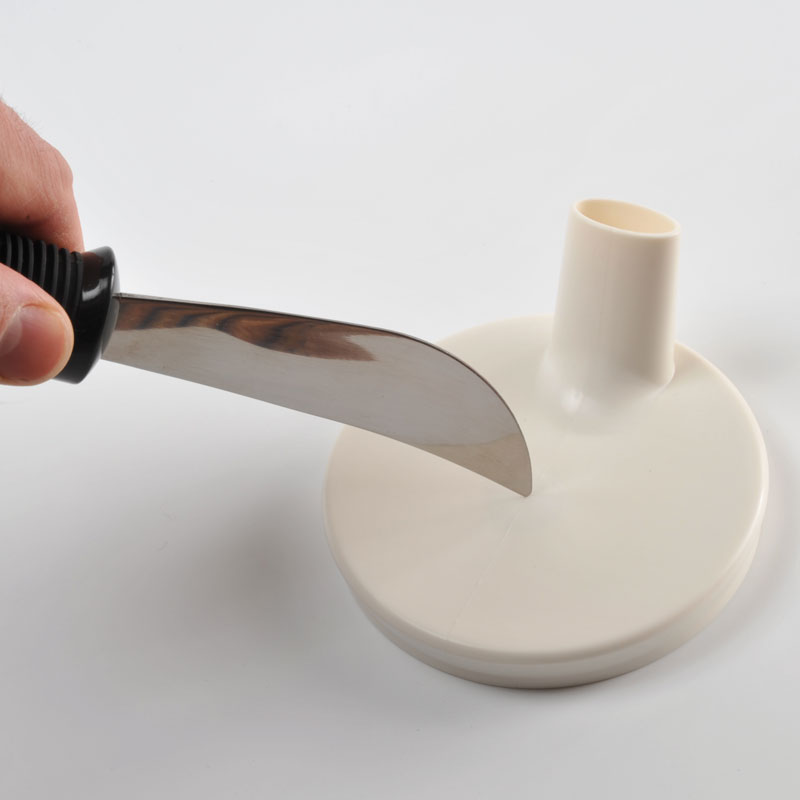 Découpe du bec du couvercle pour tasse Ergo pour adapter le mode d'écoulement - réf. 813093