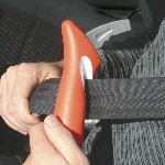 Personne qui coupe sa ceinture à l'aide de l'appui de voiture Handybar
