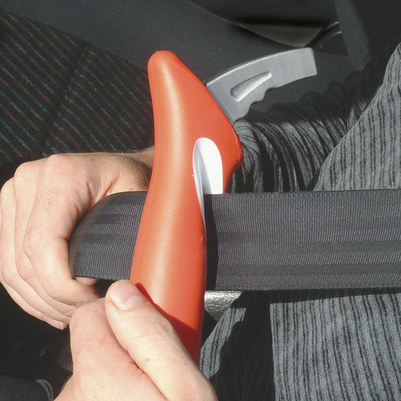Personne qui coupe sa ceinture à l'aide de l'appui de voiture Handybar