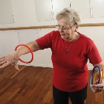 Utilisation des anneaux d'activité pour un exercice de lancer - réf. 405047