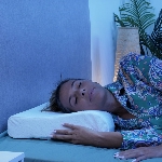 Oreiller Vegelya petit cervical en mousse mémoire de forme pour un sommeil réparateur sur le côté.