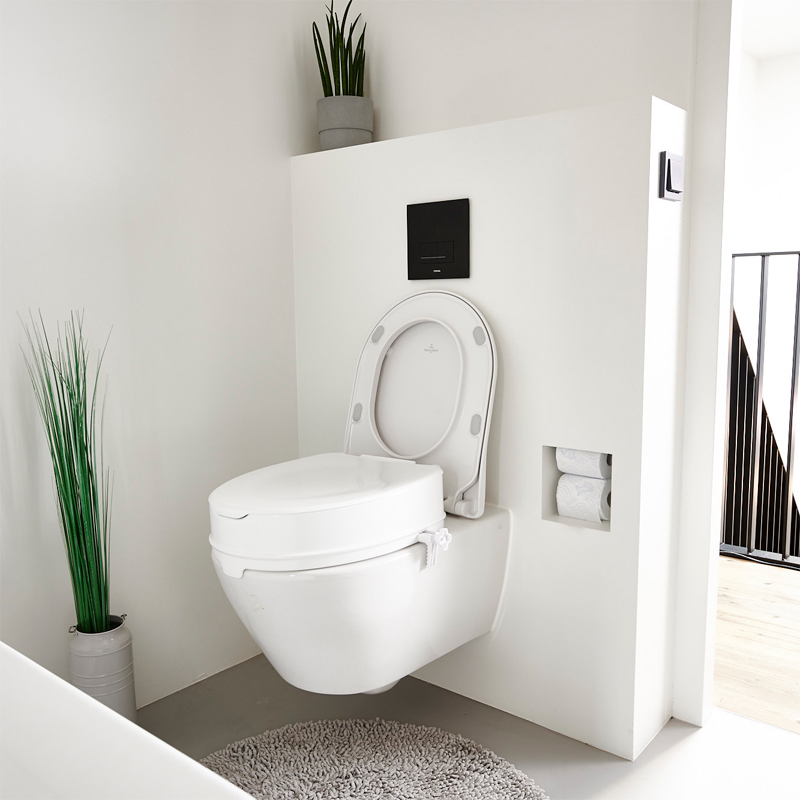 Réhausse WC Ibiza avec couvercle installée sur des toilettes suspendues - réf. 811089