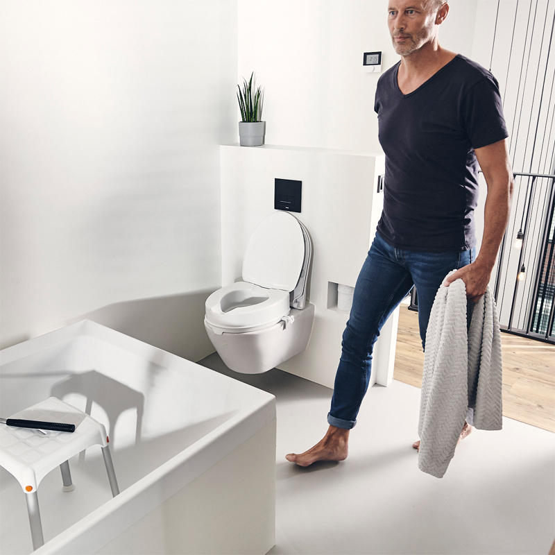 Utilisation de la réhausse WC Ibiza avec couvercle dans une salle de bain - réf. 811089