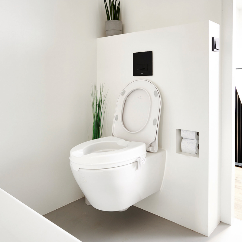 Réhausse WC Ibiza installée sur des toilettes suspendues - réf. 811013