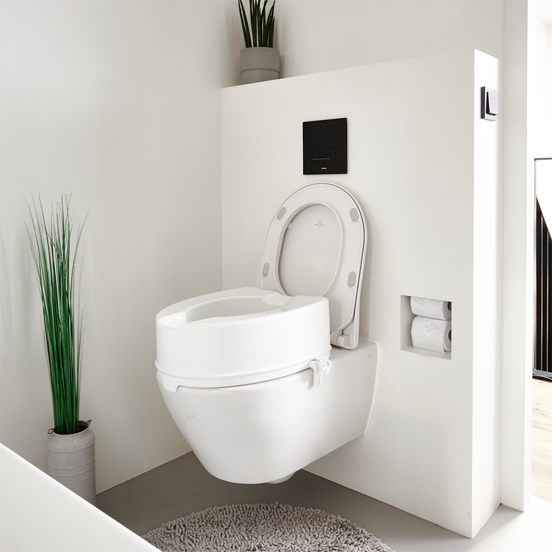 Réhausse WC Ibiza installée sur des toilettes suspendues - réf. 811074