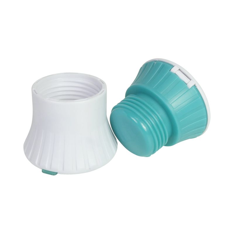 2-1 : Il coupe et écrase les médicaments pour les avaler plus facilement