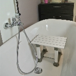 Siège de bain Sicile 30 cm installé dans une baignoire pour une assise surélevée et sécurisée.