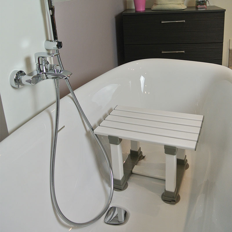 Siège de bain Sicile 30 cm installé dans une baignoire pour une assise surélevée et sécurisée.