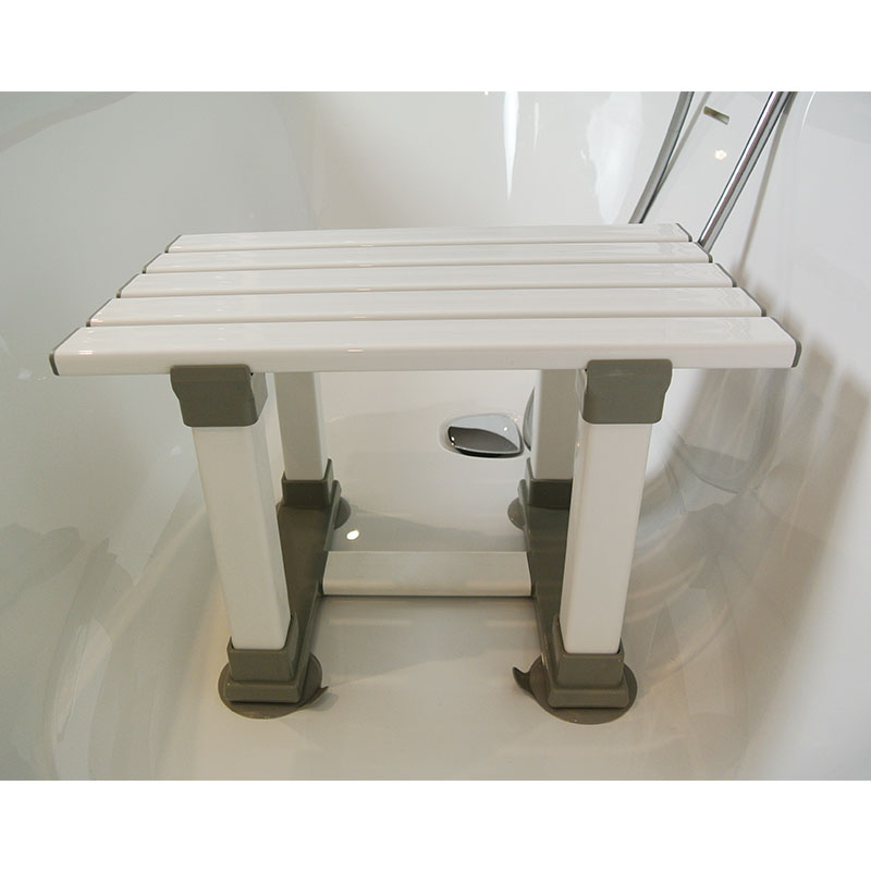 Siège de bain Sicile vu de dessus dans une baignoire, avec assise à lattes pour un écoulement rapide