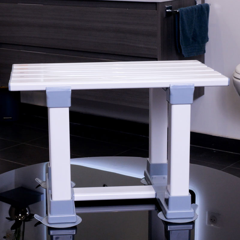 Vue latérale du siège de bain Sicile avec ses pieds équipés de larges ventouses pour une parfaite st