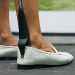 Personne qui utilise le chausse-pied télescopique