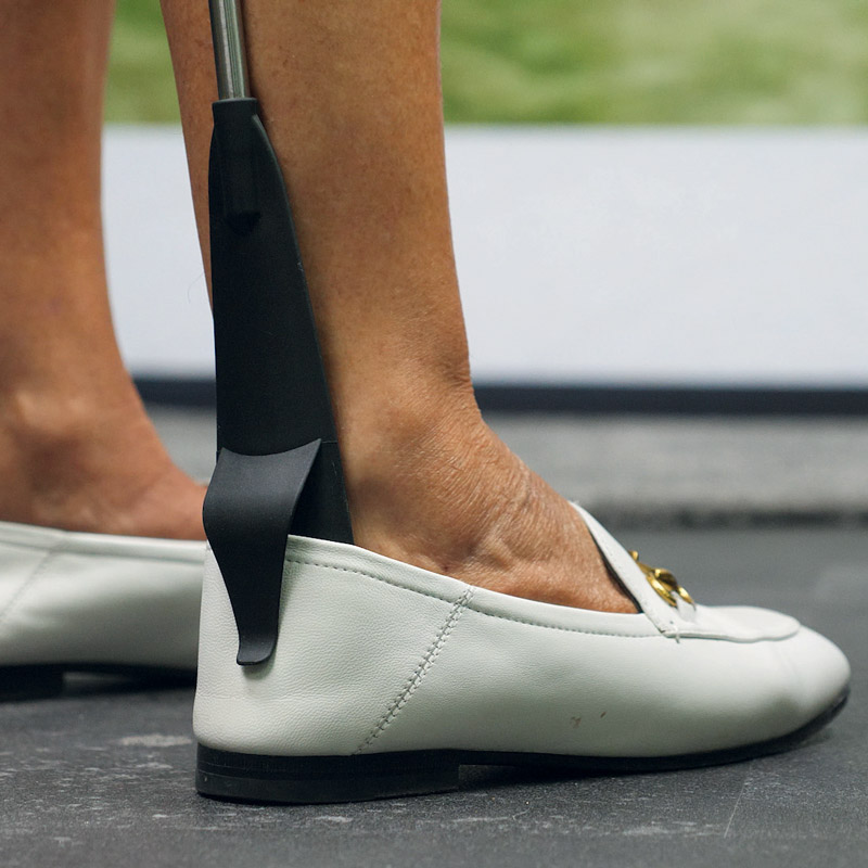 Personne qui utilise le chausse-pied télescopique