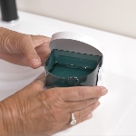 Utilisation du bac nettoyant pour dentier avec de l'eau dedans