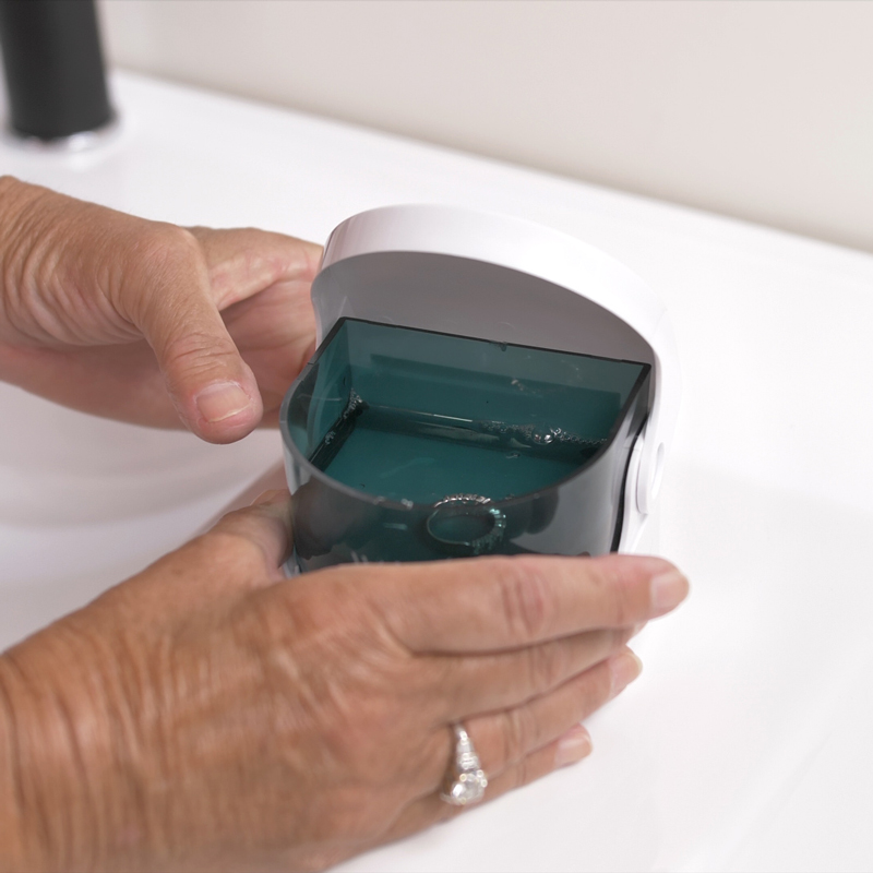 Utilisation du bac nettoyant pour dentier avec de l'eau dedans
