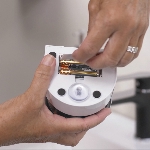 Détail des piles du bac nettoyant pour dentier