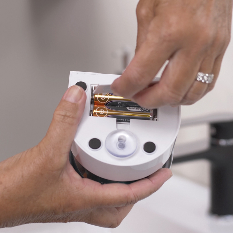 Détail des piles du bac nettoyant pour dentier