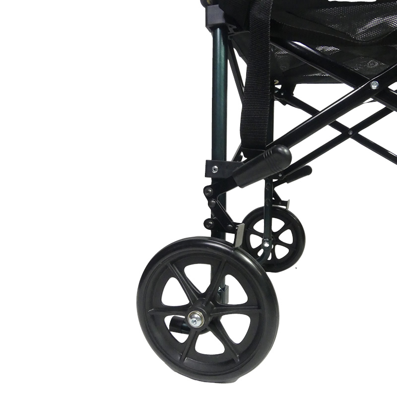 Fauteuil de transfert Travelite detail des roues avec le frein actionné