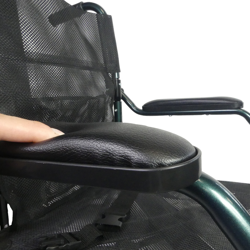 Fauteuil de transfert Travelite detail souplesse des accoudoirs
