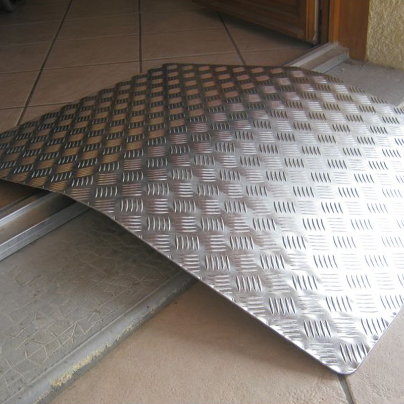 Rampe de seuil installée devant une porte - réf. 826136