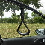 Sangle de sortie de véhicule, personne qui sort de la voiture à l'aide de la sangle