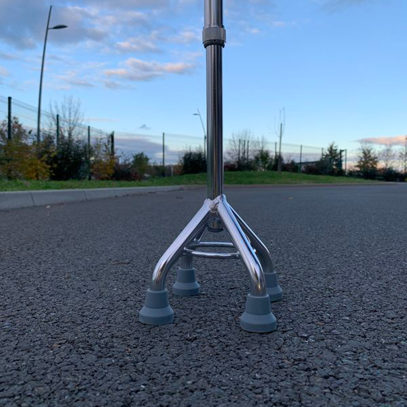 Canne quadripode Classic utilisée en extérieur, base stable au sol - réf. 816038