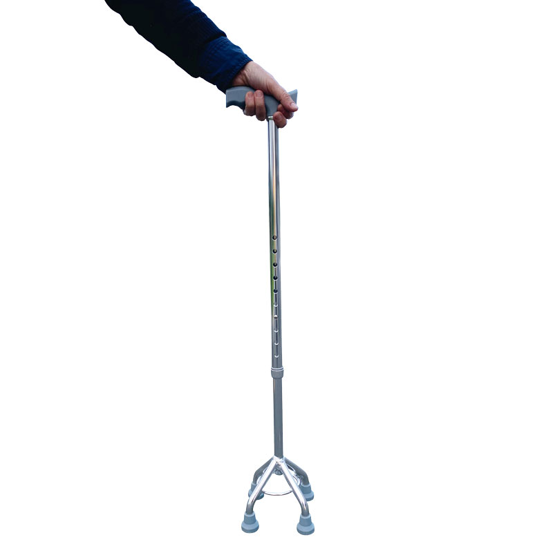 Utilisation de la canne quadripode Classic tenue en main - réf. 816038