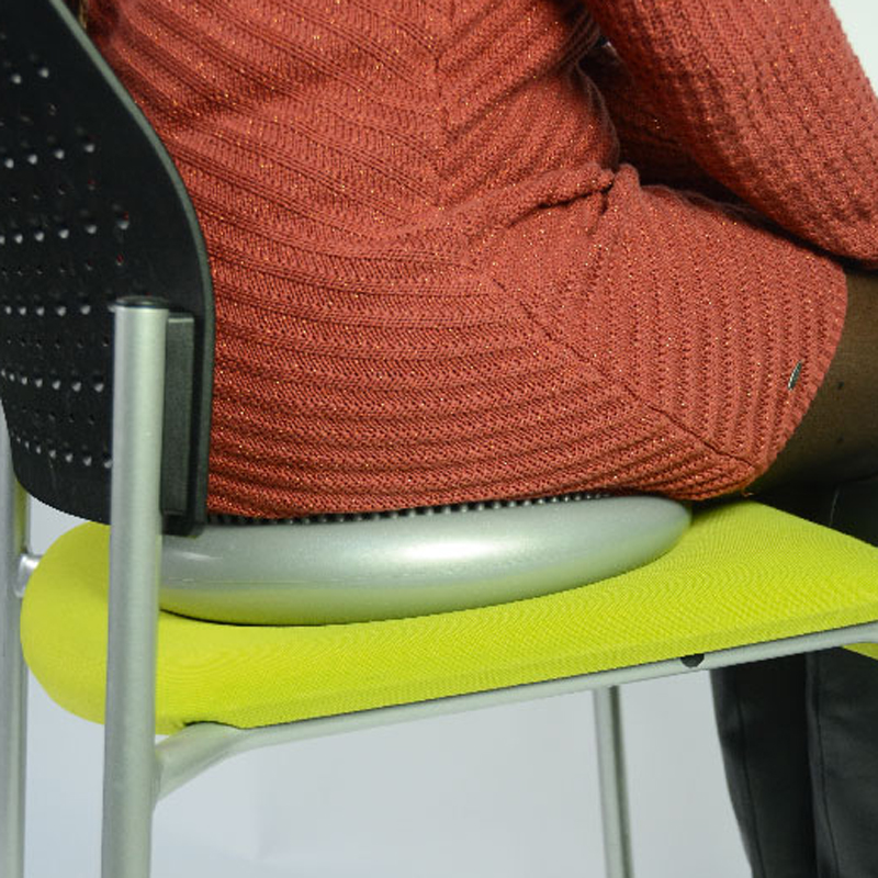 Assiette d'équilibre gonflable Reflexo utilisée en position assise sur une chaise - réf. 834010