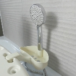 Support de douchette fixé sur la baignoire avec le fauteuil d'accès Slide - réf. 812082