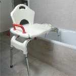 Fauteuil d'accès Slide installé sur une baignoire, vue d'ensemble - réf. 812082
