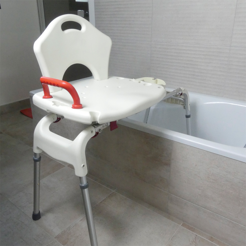 Fauteuil d'accès Slide installé sur une baignoire, vue d'ensemble - réf. 812082