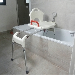 Fauteuil d'accès Slide installé sur une baignoire, autre angle - réf. 812082