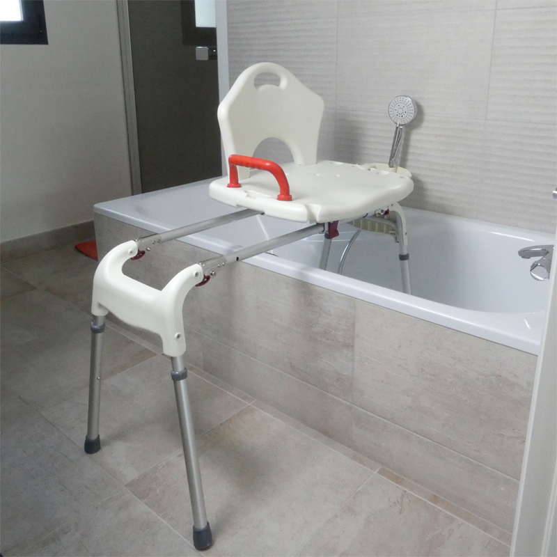 Fauteuil d'accès Slide installé sur une baignoire, autre angle - réf. 812082