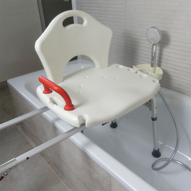 Gros plan de l'assise du fauteuil d'accès Slide installé sur la baignoire avec douchette - réf. 8120