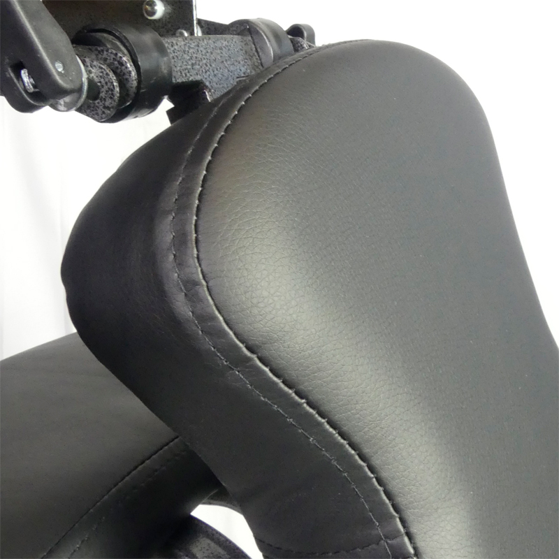Gros plan sur l'appui-tête en cuir de la chaise de massage pliante KinChair - réf. 827015