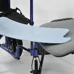 Planche de transfert Ergo Identités installée sur un fauteuil roulant - réf. 815066