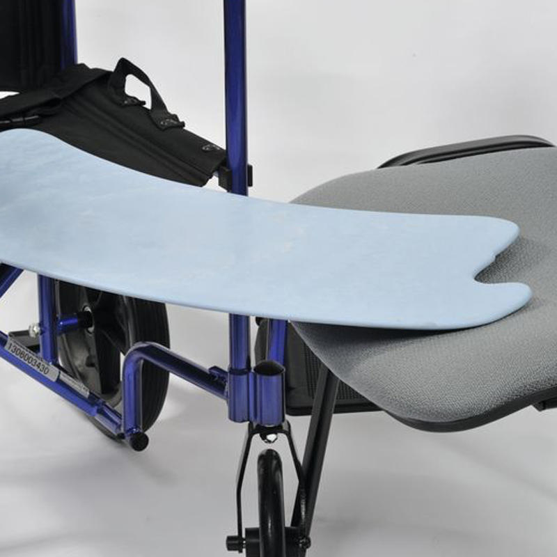 Planche de transfert Ergo Identités installée sur un fauteuil roulant - réf. 815066