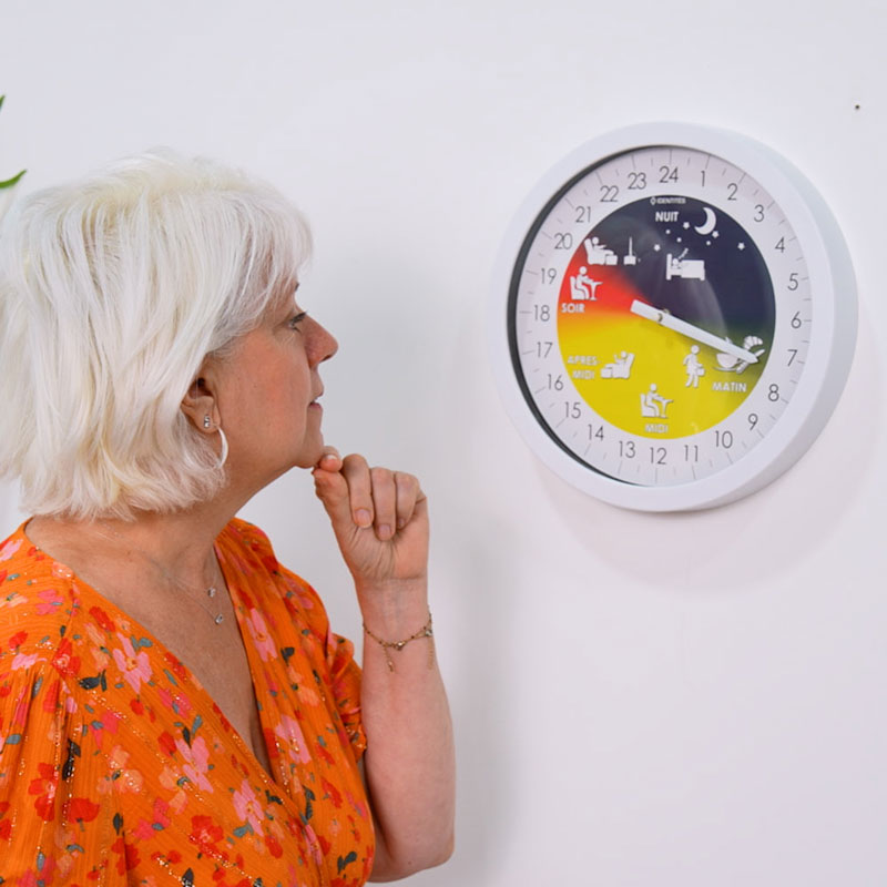 Horloge 24 heures accrochée au mur, avec repères visuels clairs pour se situer dans la journée.