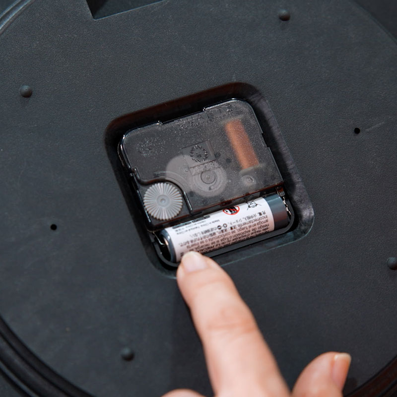 Compartiment arrière de l’horloge 24 heures avec emplacement pour pile LR6.