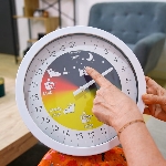 Horloge 24 heures avec pictogrammes clairs et coloris contrastés pour faciliter la lecture du temps.